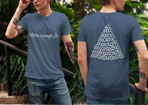 Modelo con camiseta azul marino y diseño infinite triangle.