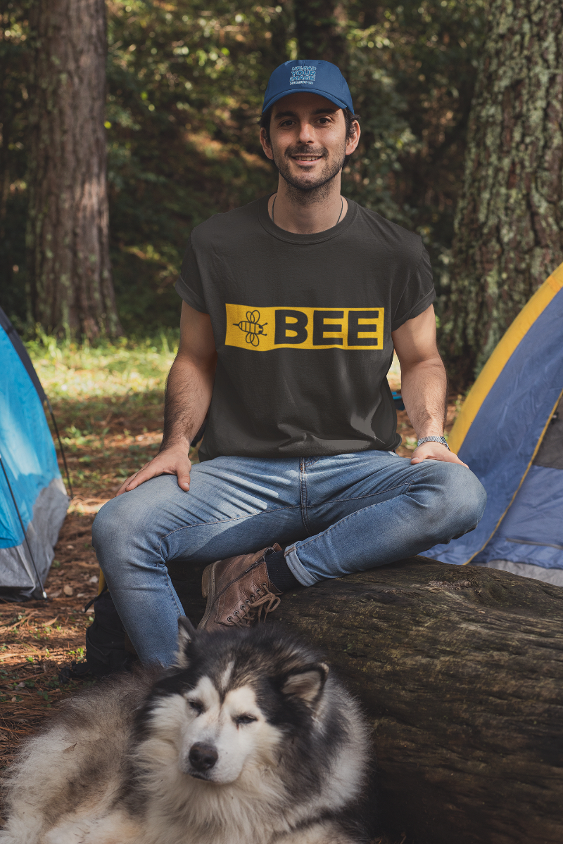 Modelo con camiseta negra BEE