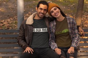 Muestran camisetas the old tree.